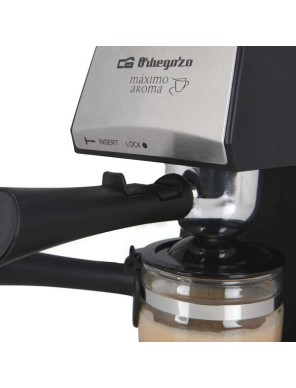 Detalle de la parte superior de la cafetera Orbegozo EXP 4600 a presión con vaporizador.