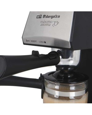 Detalle de la parte superior de la cafetera Orbegozo EXP 4600 a presión con vaporizador.