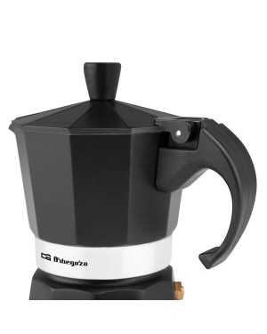 Detalle de la cafetera italiana Orbegozo KFN 310 de la parte superior.