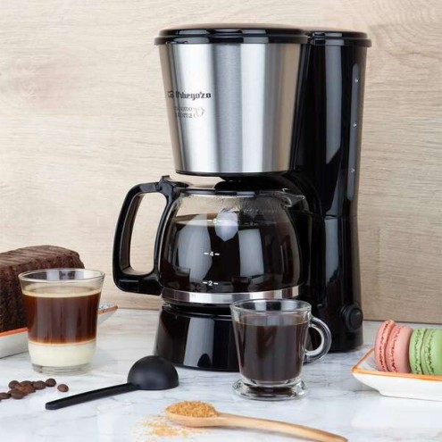 Cafetera de goteo con capacidad para 6 tazas de café.