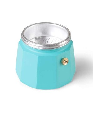 Detalle del embudo en acero inoxidable y depósito de agua de la cafetera italiana.